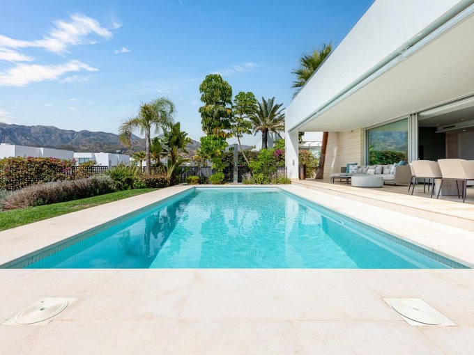Piscina Villa de lujo en La Finca, Marbella en venta