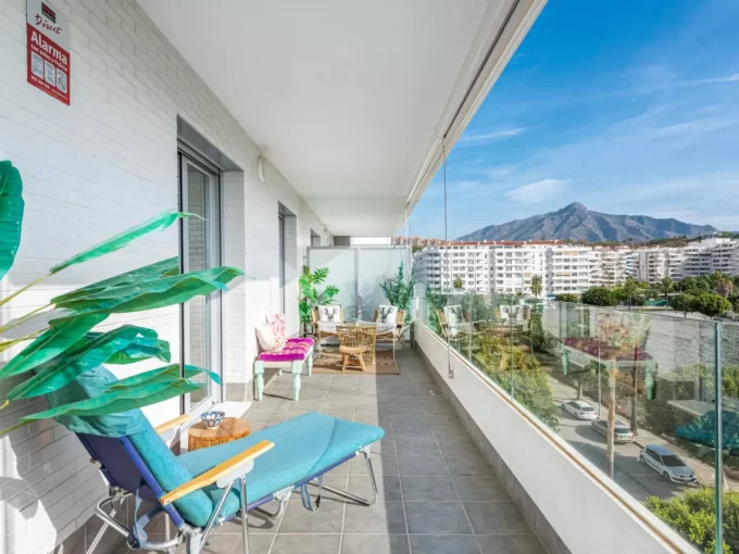 Terraza techada Moderno Apartamento en Esquina en Venta en La Campana