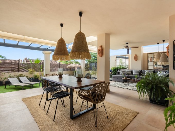Terraza cubierta Apartamento en planta baja reformado en Nueva Andalucia en venta