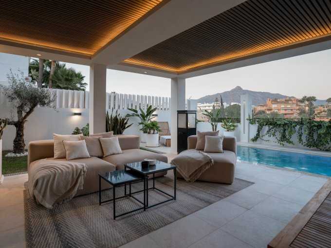 Terraza cubierta Villa única con impresionantes vistas en Nueva Andalucía en venta