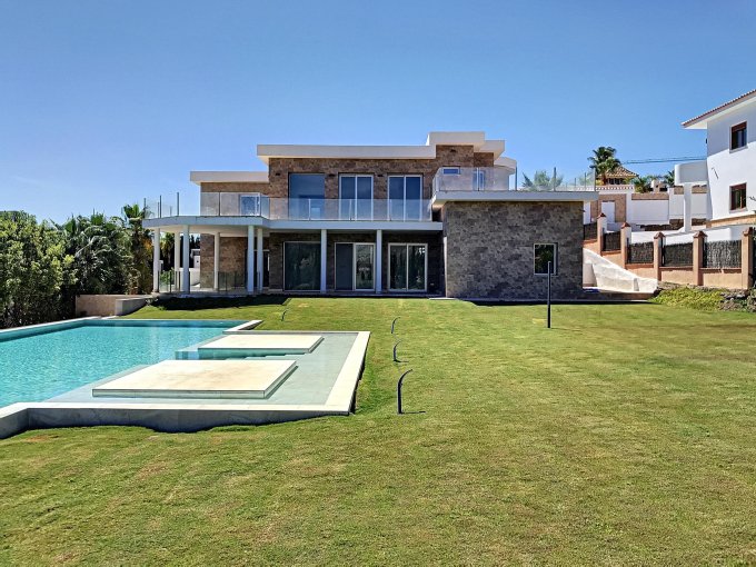 Villa de nueva construcción en primera línea de golf en venta en Flamingo Golf