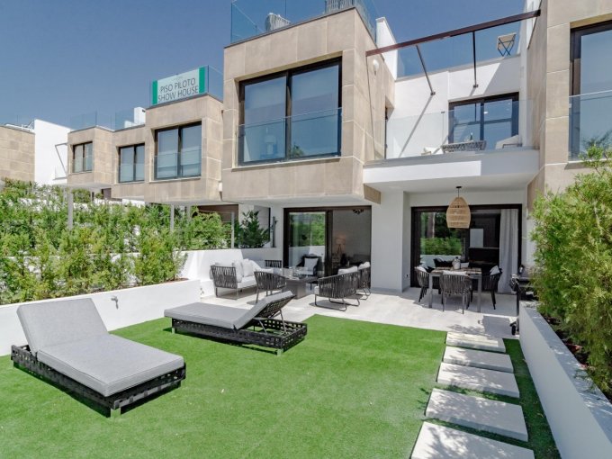 Adosada con jardín en el corazón de Nueva Andalucía en venta.