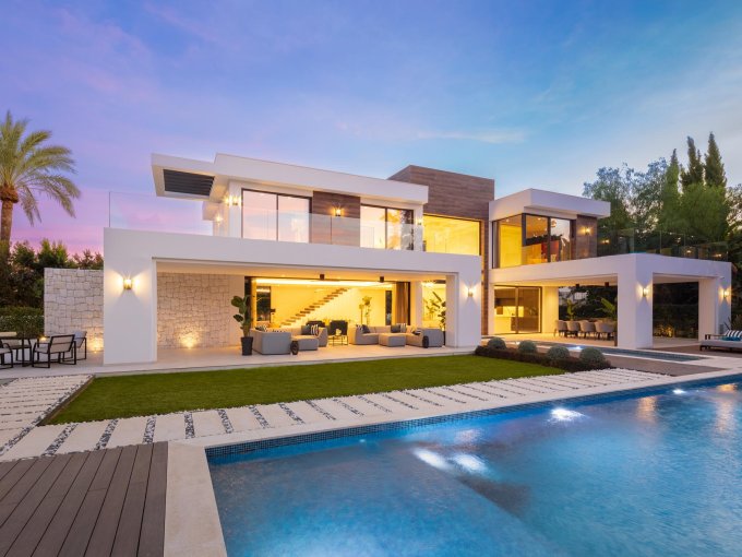 Espacio exterior Villa contemporánea en primera línea de golf en Las Brisas en venta