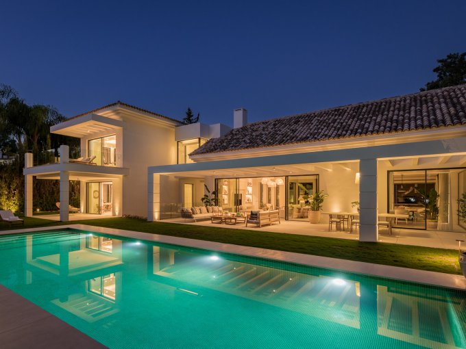 Luces de la piscina Magnífica Villa en El Paraiso en venta