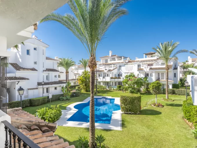 Piscina Apartamento Orientado al Oeste en Los Naranjos en venta