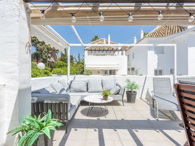 Terraza soleada Piso con Fantástica Terraza en Nueva Andalucia en venta