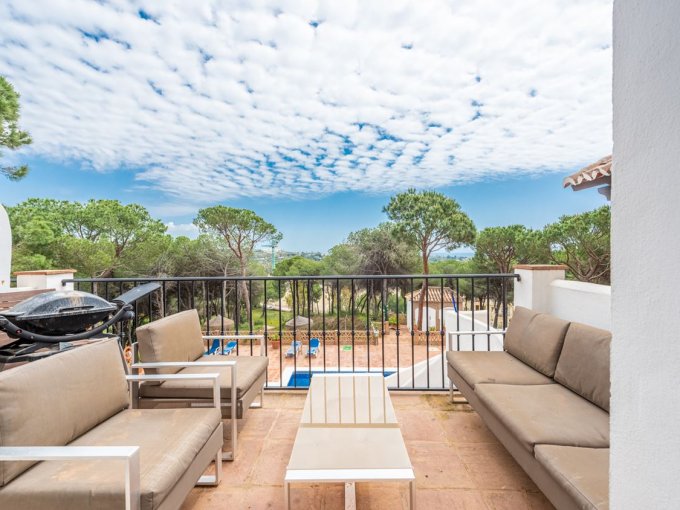 Terraza Charm Apartment en Aloha Golf Club en venta