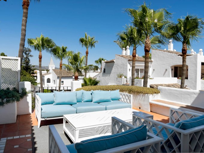 Terrace Penthouse Near the Beach in Puente Romano for sale