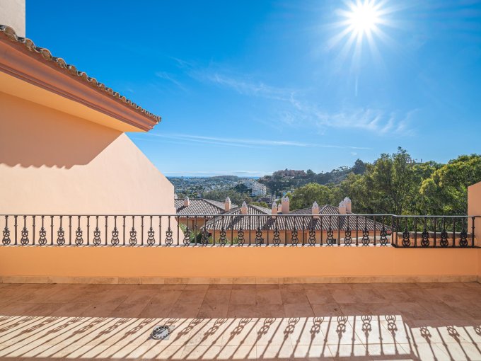 Terrace view Penthouse with Fantastic Views in Nueva Andalucia for sale
