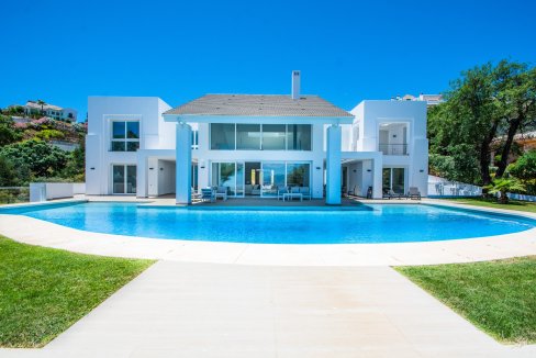 Exterior Lujosa y Privada Villa en La Mairena en venta