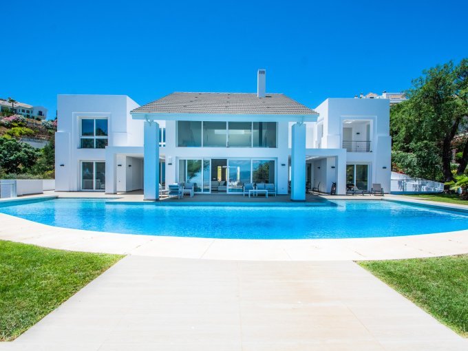 Exterior Lujosa y Privada Villa en La Mairena en venta