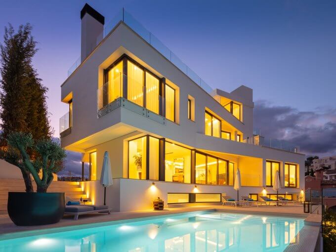 Luces nocturnas Villa con impresionantes vistas al mar en La Quinta en venta