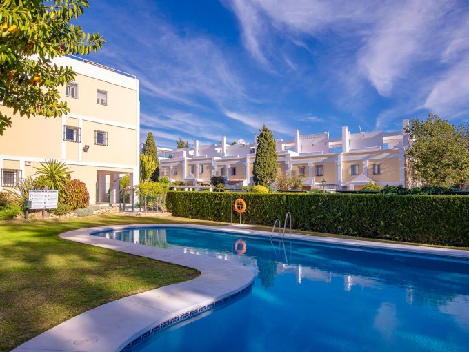 Piscina Amplio Adosado en La Quinta en venta