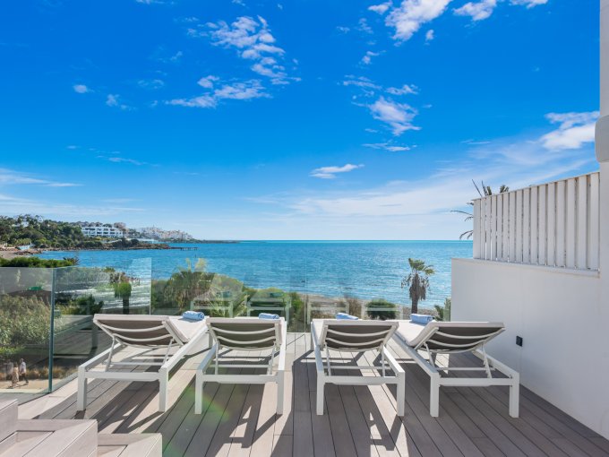 Adosado frente al mar con vistas al mar en Estepona en venta