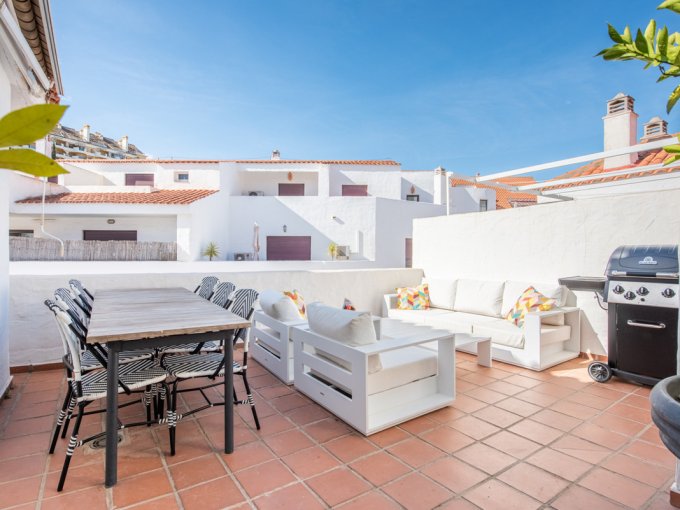 Solarium Penthouse Walking Distance to the Beach in Nueva Andalucia for sale