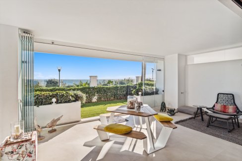 Covered terrace Beachfront Ground Floor Apartment in Estepona for sale