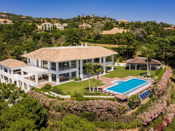 Jardín Villa Contemporánea de Nueva Construcción en La Zagaleta en venta