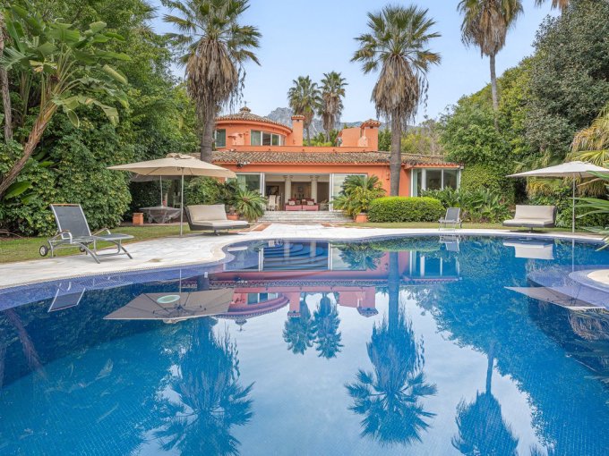 Pool South Facing Villa for Sale in The Golden Mile