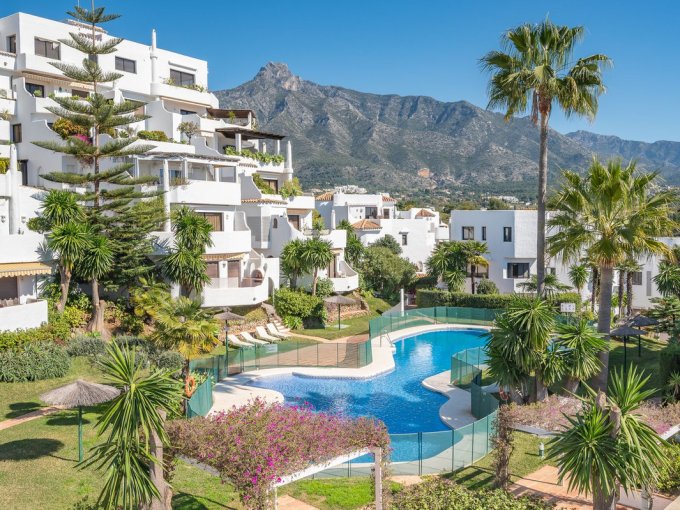 Piscina Adosado en Las Lomas del Marbella club en venta