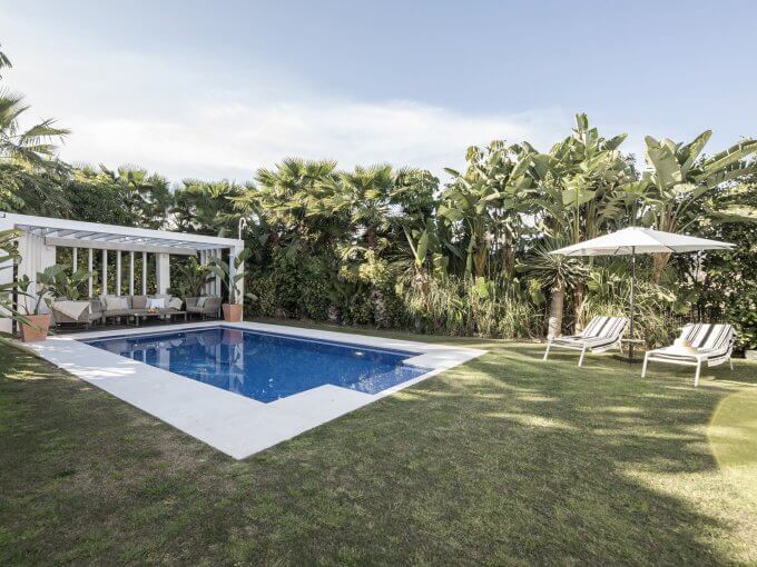 Вила с басейн на отлично място в Нуева Андалусия за продажба