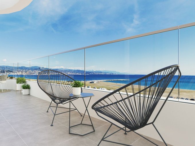 Terraza Piso Nuevo en primera línea de mar en Málaga en venta