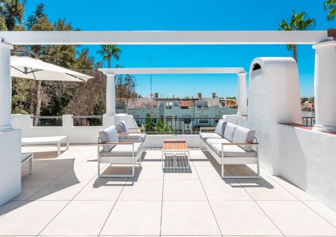 Adosado con terraza descubierta en Nueva Andalucia en venta