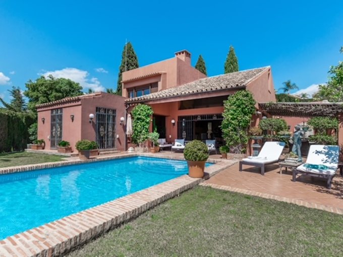 Villa Located in Los Naranjos for sale