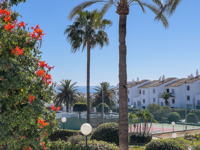 Apartment for Sale in Nueva Andalucia Palm Trees