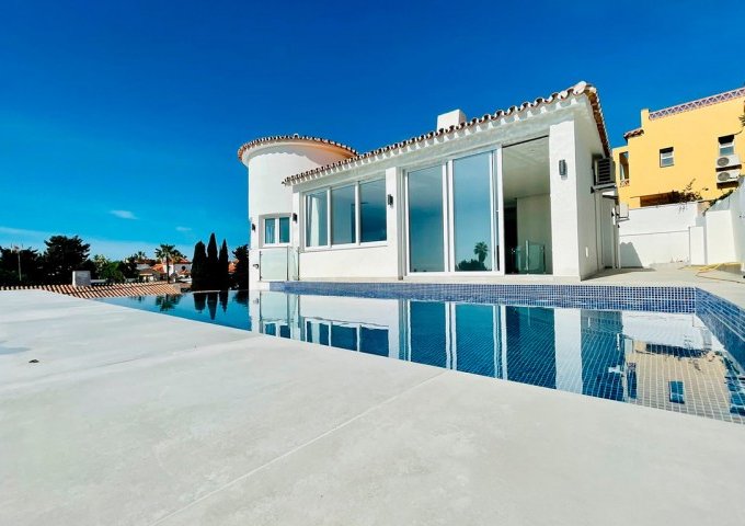 Beautiful Villa in El Faro for sale
