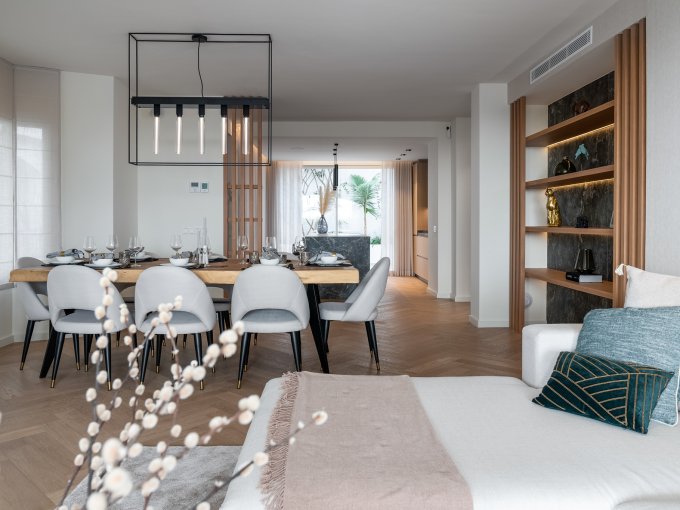 Dinner table Townhouse on the Golden Mile for sale