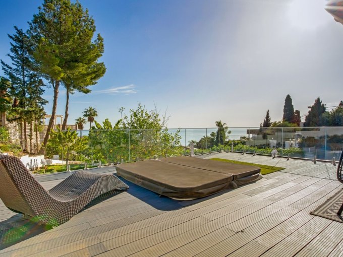 jacuzzi Villa with Sea View in La Capellania for sale