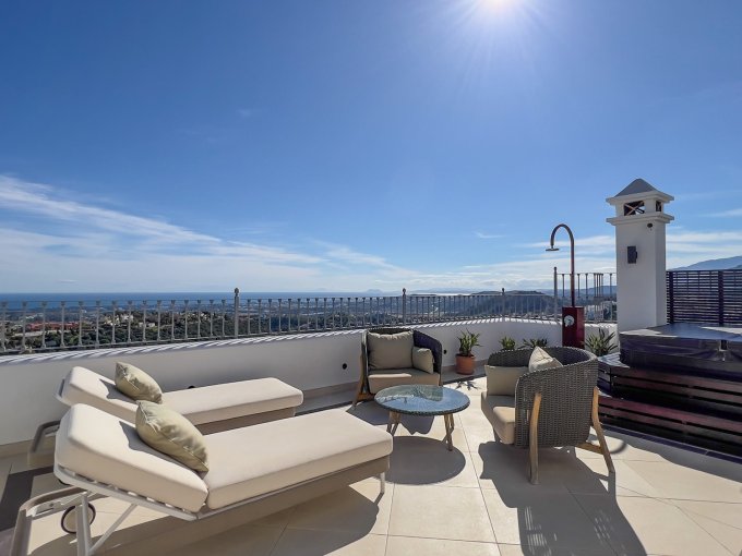 relax area Elegant Triplex Penthouse in La Heredia for sale