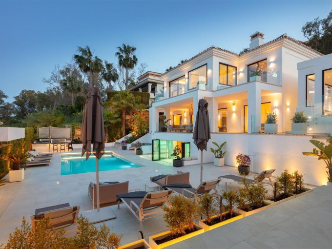 Magnificent Villa with Panoramic Views in Nueva Andalucia for sale
