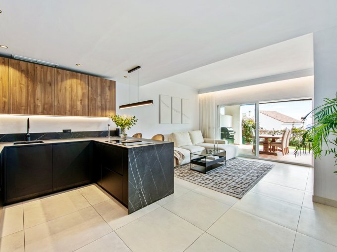 Cocina abierta Apartamento con jardín recientemente renovado en La Quinta