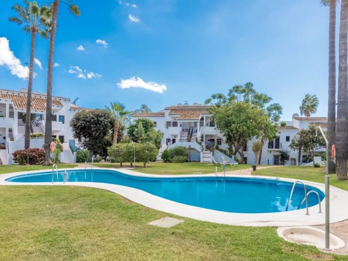 Pool Large Ground Floor Apartment for Sale in Nueva Andalucia