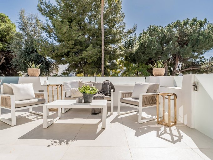 Solarium Ground Floor Apartment in Nueva Andalucia for sale
