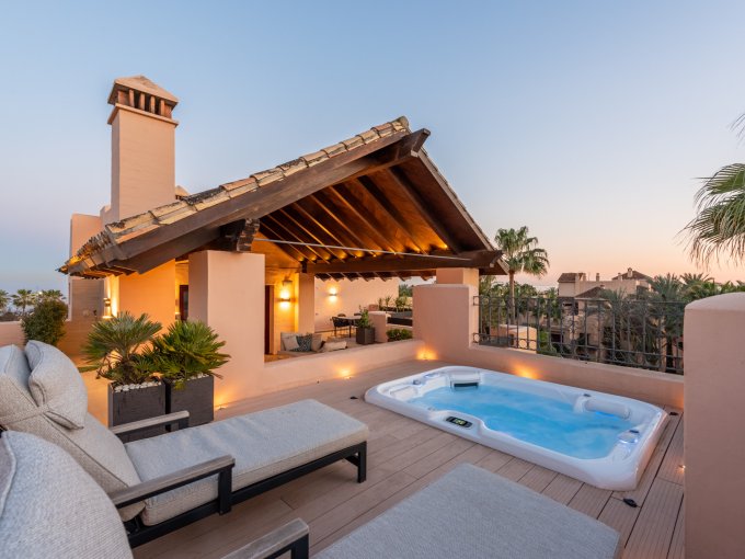 Solarium Penthouse Beachside in San Pedro for sale