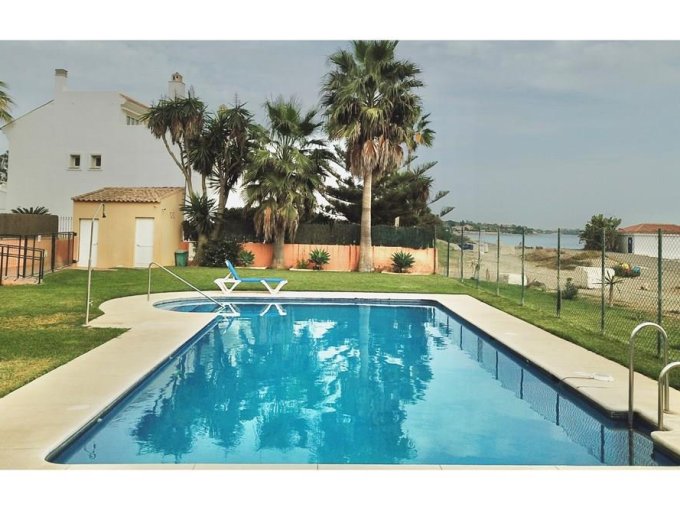 Swimming pool Townhouse on the Beachfront for sale