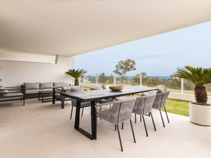 Terrace Ground Floor Apartment with Sea Views in Azahar de Marbella for sale