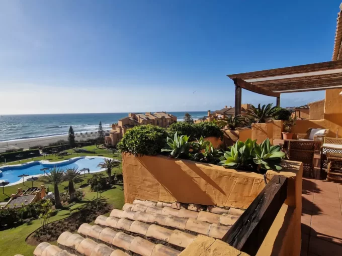 Sea view Beachfront penthouse in Duquesa, Manilva for sale
