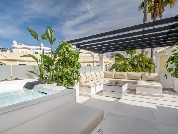 Jacuzzi Semi-detached home in Aloha Gardens