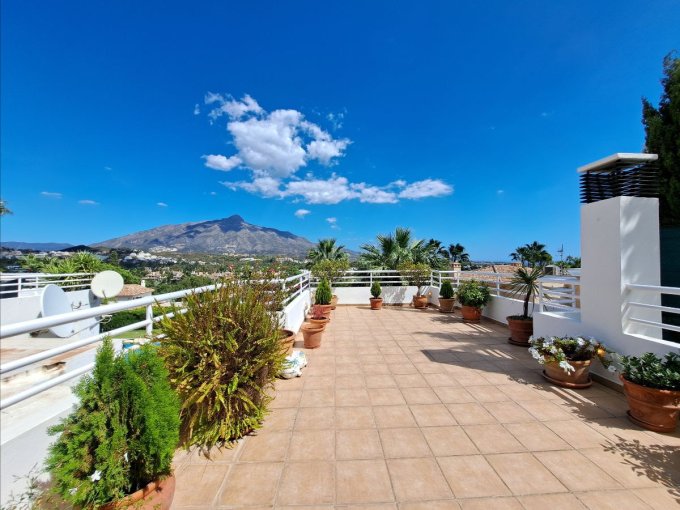 Sunny terrace Semi-detached House in Nueva Andalucia for sale
