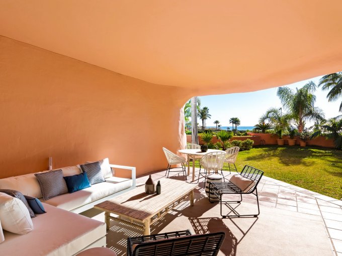 terrace Beachfront Garden Apartment in La Morera Beach for sale