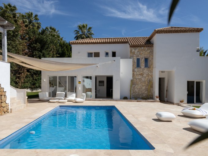 Charming villa in gated community, Nueva Andalucia for sale