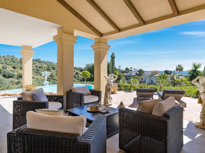 Covered terrace Villa in Calahonda for sale