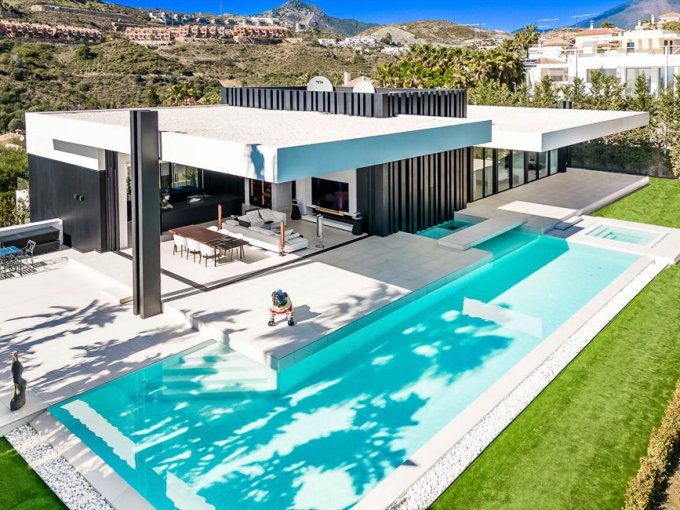 Frontline Golf Villa in La Alqueria for sale