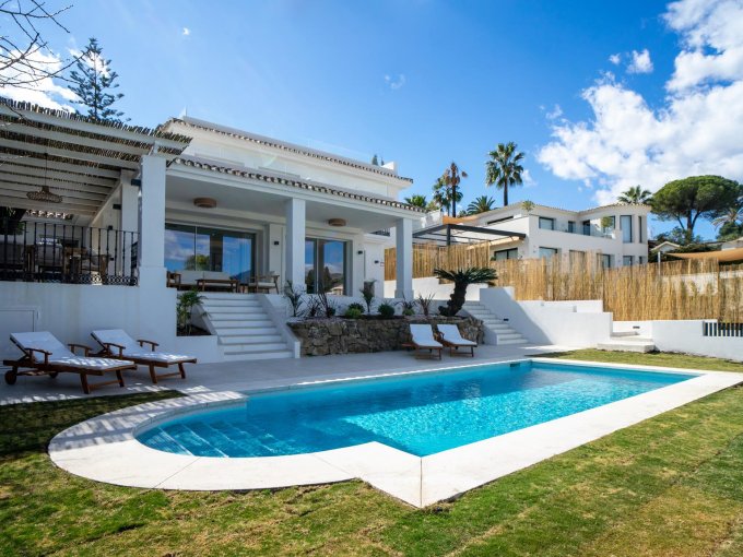 Pool Spacious Modern Villa for Sale in Nueva Andalucia
