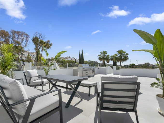 Solalrium Penthouse in Nueva Andalucia, Balcon del Golf for sale