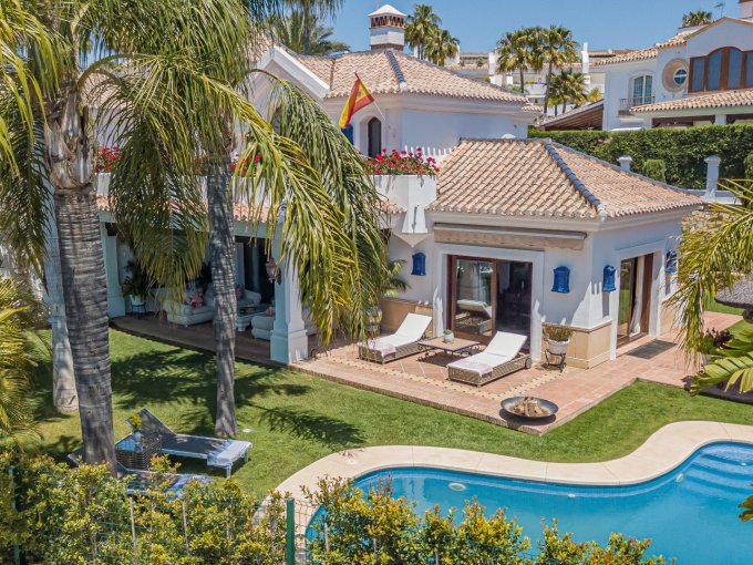 Pool Stunning Villa in Bahia de Marbella for sale