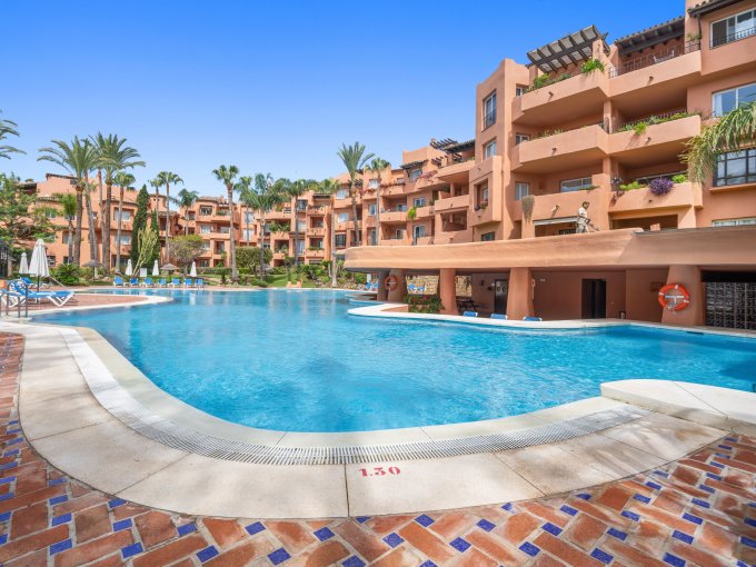 Pool Two-bedroom Apartment in Oasis de Marbella for sale